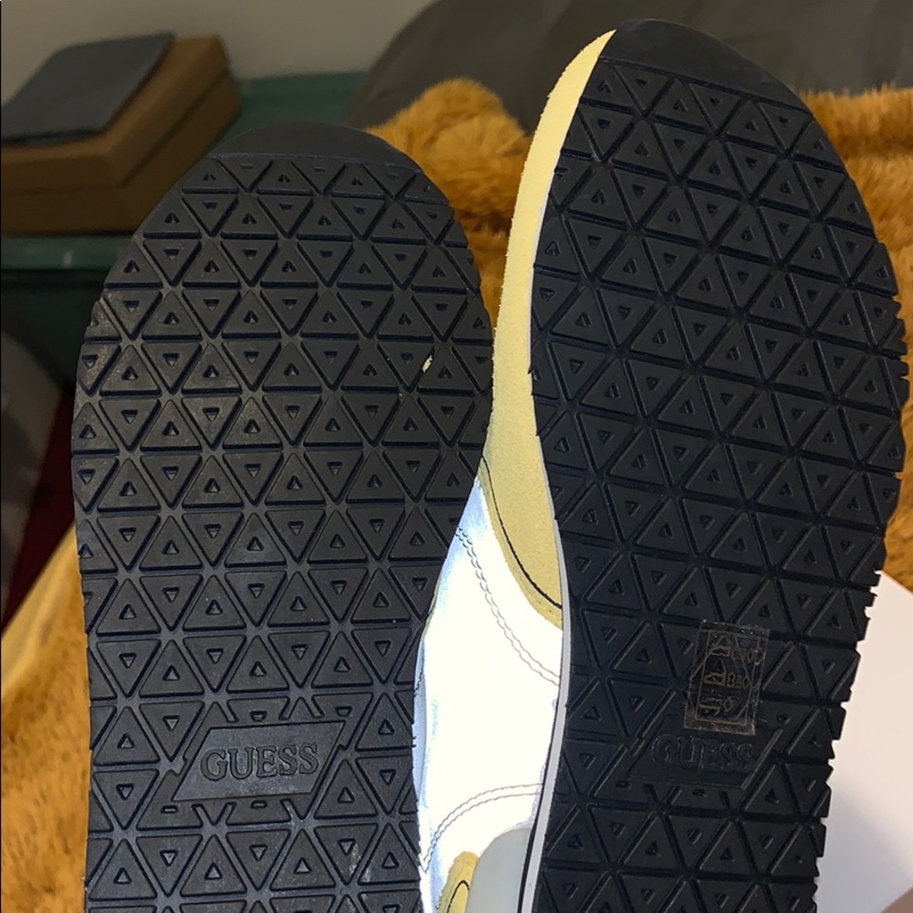 Guess - Picture 5 of 5
